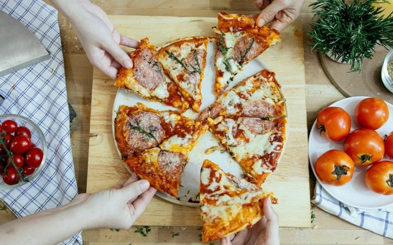 How Many Does a 10-Inch Pizza Feed? A Comprehensive Guide